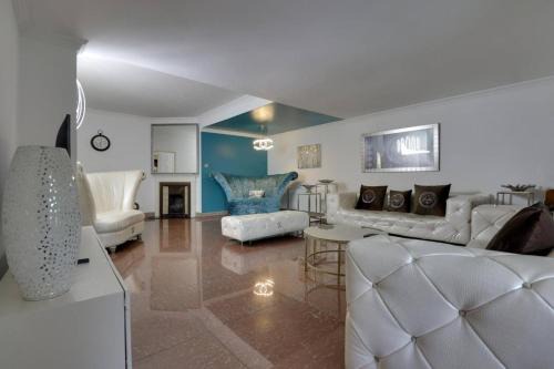 London Borough of Ealing Casa | Luxurious West London Retreat With Hot Tubs Easy Access to Central London