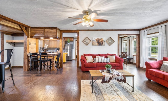 Southeast Houston Casa | Luxurious Western Home w/firepit,