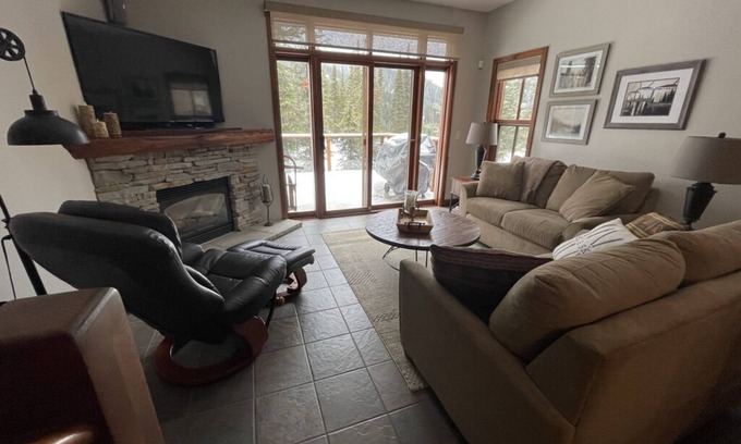 Sun Peaks Casa | Luxurious Woodhaven Ski-In, Ski-Out Townhouse with hot tub - sleeps 8