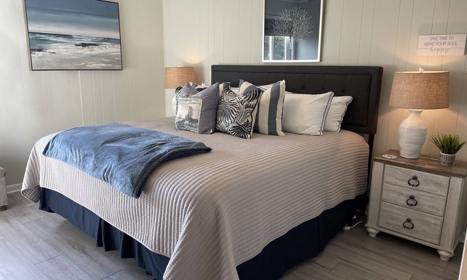 Ocean Isle Beach Condominio | Condominio de lujo recientemente remodelado frente a la playa: ideal para parejas y familias pequeñas.