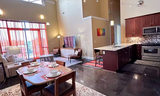 Durham Condominio | Luxuriously furnished 2BD Loft - walking distance from Duke University Hospital