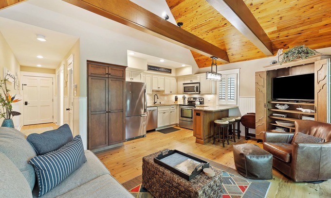 West Beach Village Condominio | Luxury 1 bedroom in West Beach Kiawah, Walk to Beach & Golf!