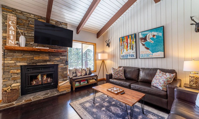 Mammoth Lakes Condominio | Luxury 1+Loft Pet Friendly Mtn Retreat with Views!
