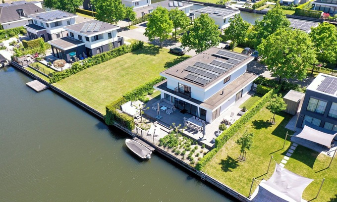 Zeewolde Casa | Luxury 10-person villa with jacuzzi, sauna, 4 bedrooms, 3 bathrooms and two outdoor dining tables. Pet-friendly, fully equipped kitchen, and direct water access.