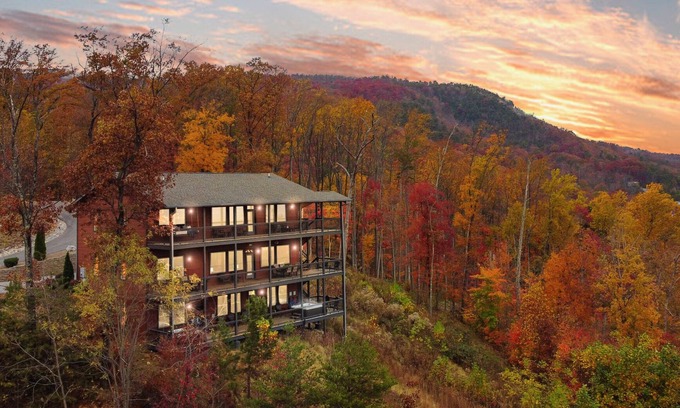 Bluff Mountain Cabina | Luxury 10BR/12BA Cabin w/Indoor Pool, 2 Hot Tubs, Arcade, & Theater! Mountain Views!