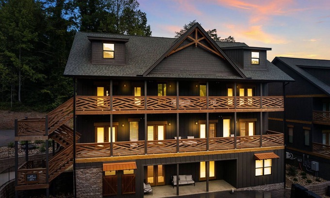 Gatlinburg - Pigeon Forge Cabina | Luxury 10BR Cabin w/ Indoor Pool, Theater, Game Room Sleeps 42!
