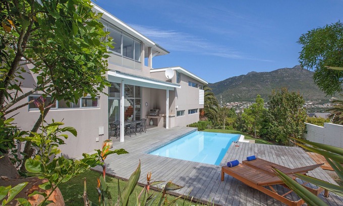 Hout Bay Villa | Lujosa villa de diseño arquitectónico con piscina e increíbles vistas al mar y a la montaña.