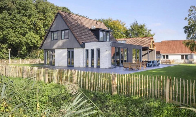 Gramsbergen Casa | Luxury 12-person villa with canal view, 6 bedrooms, 3 bathrooms, fenced garden and designer kitchen at Holiday Park ’t Hooge Holt.