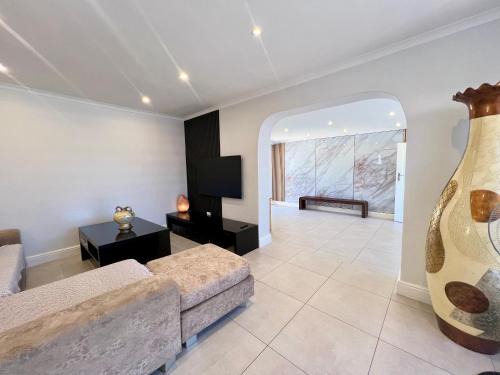 Bloubergstrand Villa | Luxury 14 sleeper villa Lamsyh