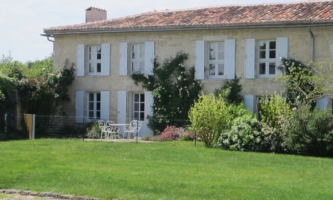 Coivert Casa | Lujosa casa de piedra renovada del siglo XVIII en el corazón de la campiña francesa.
