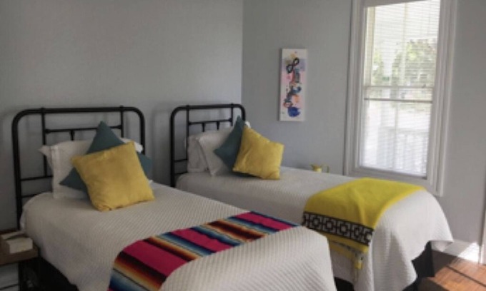 Midtown Casa | Pasos de la suite de lujo 1BR / 1BA a St Marys St; caminar a perla Escapada romántica
