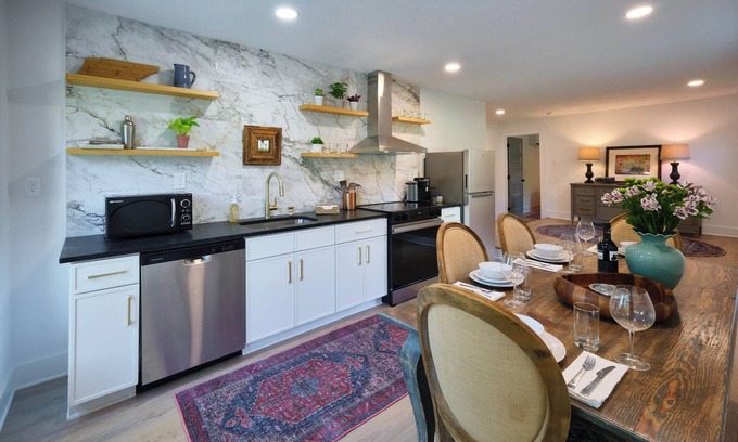 Parkridge Apartamento | Luxury 1BR, Sleeps 4, Walk to stadium/downtown, Full kitchen, W/D