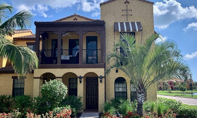 Biggar Apartamento | Luxury 2/2 Paseo Condo on Quad with Balconies overlooking Park and Pond