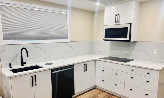 Ottawa Division Apartamento | Luxury 2 b/room comfort & modern apartment with kitchen and free parking.