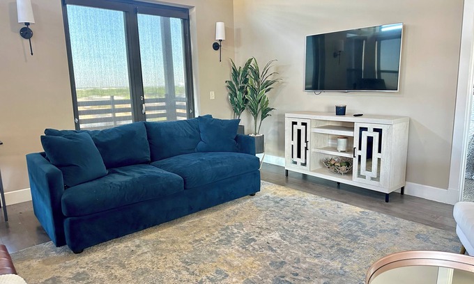 Addison Condominio | Luxury 2-bdrm Penthouse in Addison