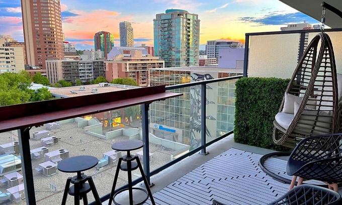 Connaught Condominio | Luxury 2 Bed, Private XL Balcony Downtown, Free Parking