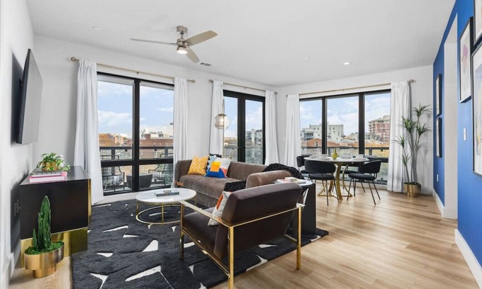 West End Apartamento | Luxury 2 Bedroom, 4 Bed with HUGE Wrap Around Patio, Gym + Pool