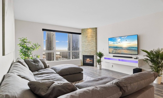 Columbia Condominio | Luxury 2-bedroom condo with ocean views in Little Italy.