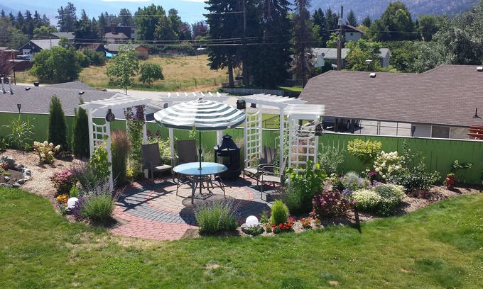 Central Okanagan Casa | Nueva suite de lujo de 2 dormitorios, jardín privado con vistas a la montaña. Muy silencioso