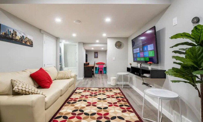 Airdrie Casa | Luxury 2 Bedroom Suite