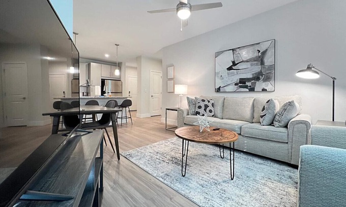 Temple Terrace Apartamento | Luxury 2 BR Near Moffitt and USF, Pool Views!