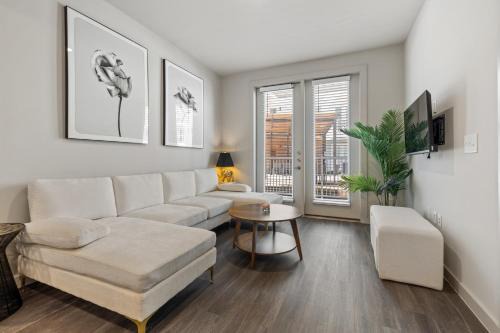 Windsor Park Apartamento | Luxury 2-BR with Poolside Patio