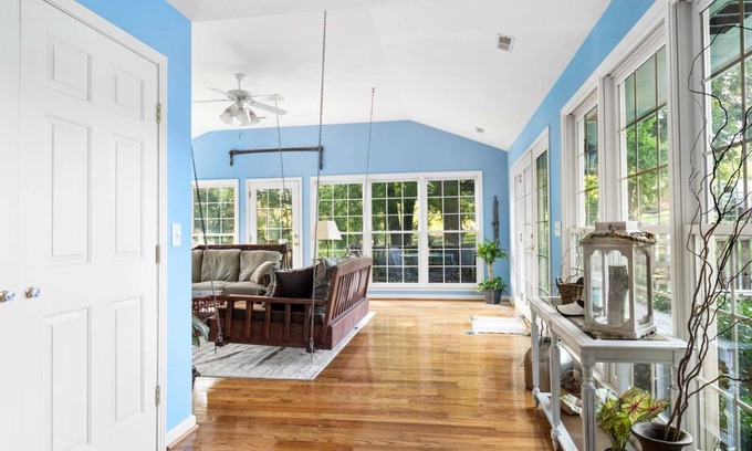 Columbia Otro | Luxury 22 Acre Farmhouse Between Franklin & Columbia *pool*animals* working farm
