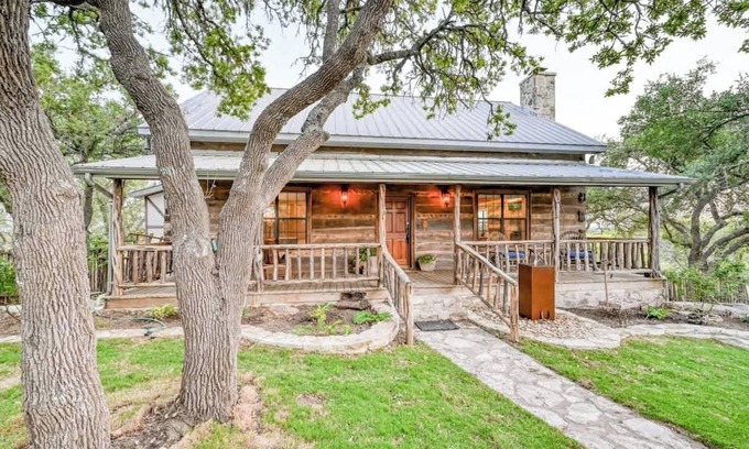 Fredericksburg Casa | Luxury 23-ac Ranch Hot Tub and Hill Country Views!