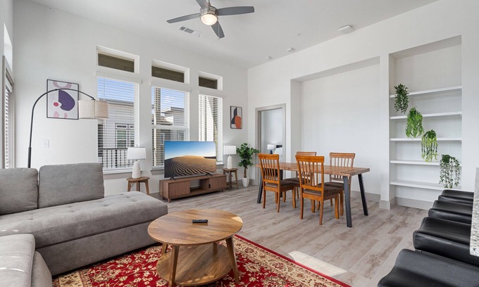 Vista Del Pueblo Apartamento | Luxury 2BD/2BA Near Airport 3386