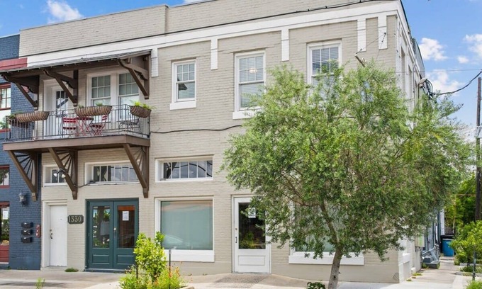 Lower Garden District Apartamento | Luxury 2BD Apt | 1 Block off St. Charles