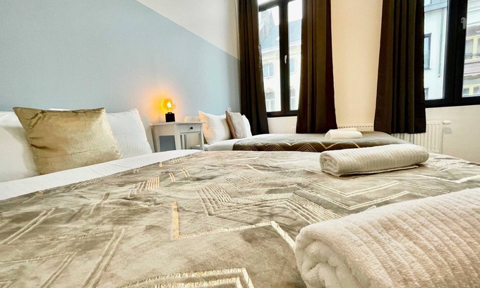 Klein-Antwerpen Apartamento | Luxury 2BR 1BA Near Fashion District by Oneluxstay