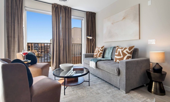 The Hill Apartamento | Luxury 2BR Apt + Work-From-Home Space