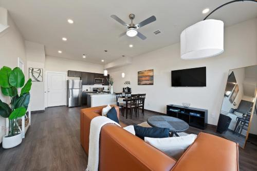 Central Arlington Casa | Luxury 2BR Getaway Near Stadiums and Texas Live