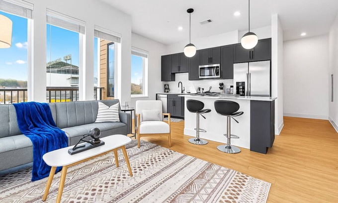 Five Points South Apartamento | Luxury 2BR Steps from Railroad Park