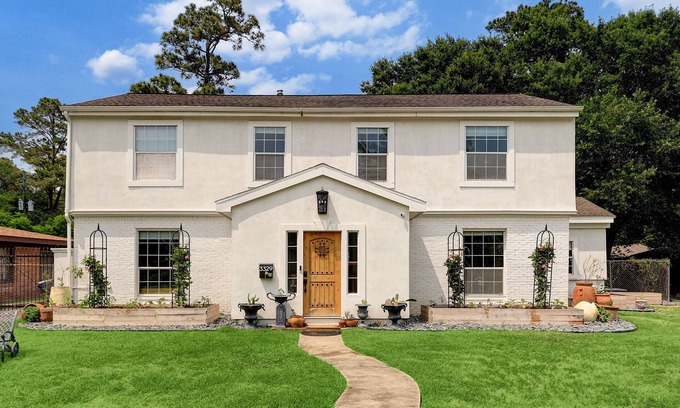 MacGregor Casa | Luxury 3-Bed Home & Edible Garden - 5 minutes from med center, nightlife & MORE!