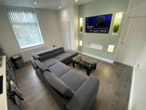 Elland Casa | Luxury 3-Bed House-Jaquzzi Bath-Private Parking-Sleeps 13- 2 Min M62