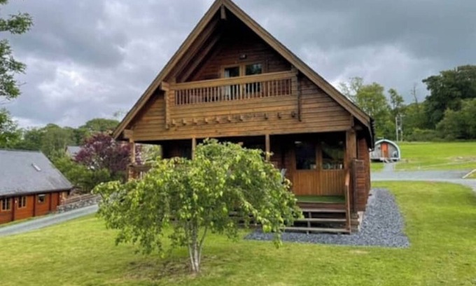 Llanbedr Cabina | Luxury 3 bedroom, 3 bathroom lodge with hot tub