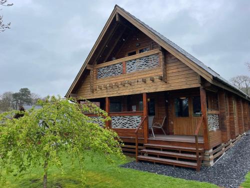 Llanbedr Chalet De Esquí | Luxury 3 bedroom, 3 bathroom lodge with hot tub