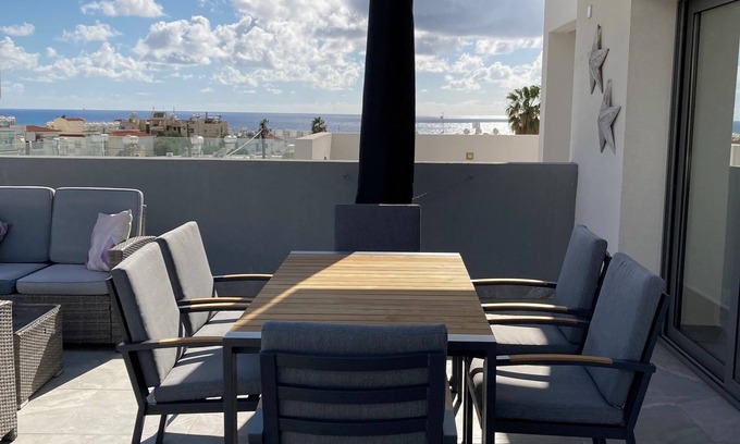 Paphos Apartamento | Luxury 3 Bedroom Penthouse apartment with sea view. 10 mins walk to Venus Beach