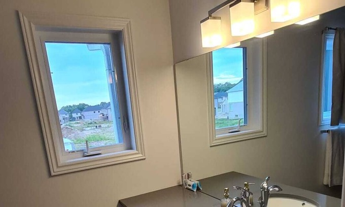 London Casa | Luxury 3-Bedroom townhouse close to UWO/Hospital