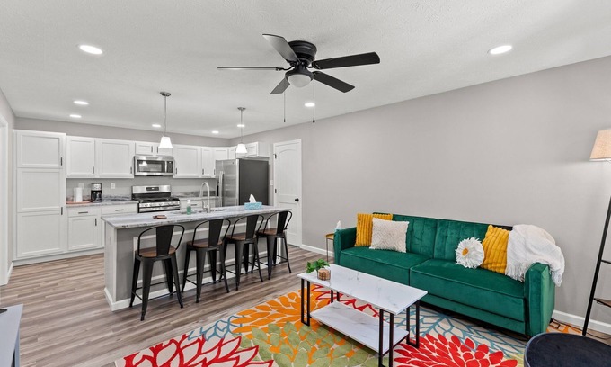 Nicholasville Casa | Luxury 3-bedroom house with WiFi, AC, Hottub.