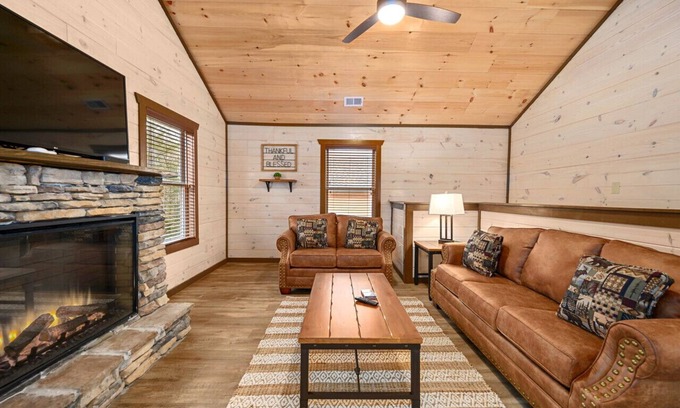 Pigeon Forge Cabina | Luxury 3-BR Cabin ★ Minutes From Parkway ★ Gameroom ★ Patio ★ Hot Tub