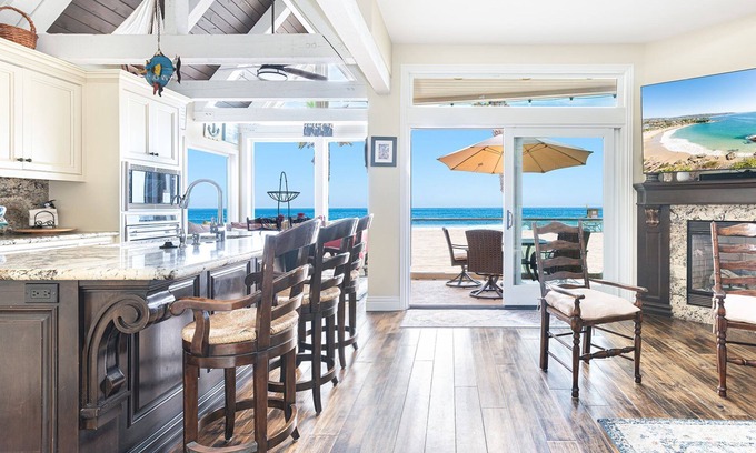 Santa Ana Heights Condominio | Luxury 3-Story Beachfront Home w/AC | Panoramic Ocean Views | Directly on the Sand!