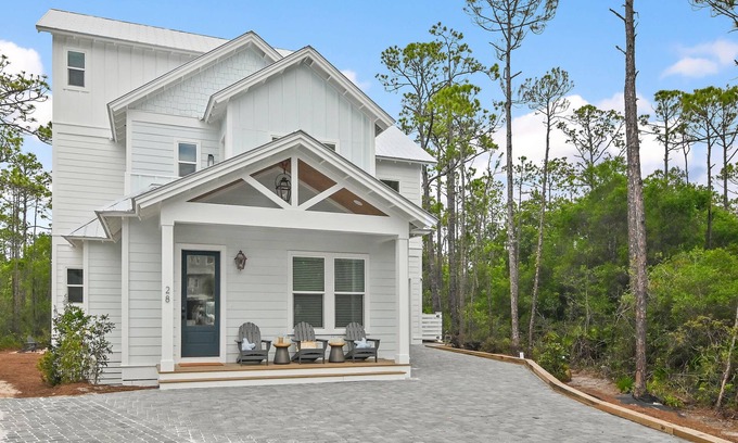 Treetop Casa | Luxury 30A Gem | 4 Bikes | Huge Deck | Fire Pit