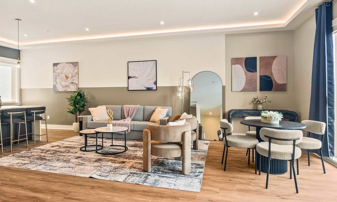 Old East Dallas Casa | Luxury 3BD | Rooftop Deck | Sleeps 11 | Parking