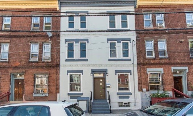 Spruce Hill Apartamento | LUXURY 3BR, 2 BATH, Pvt. Deck, Free PARK. SLEEPS 8, FREE PARK, WALK TO PENN.