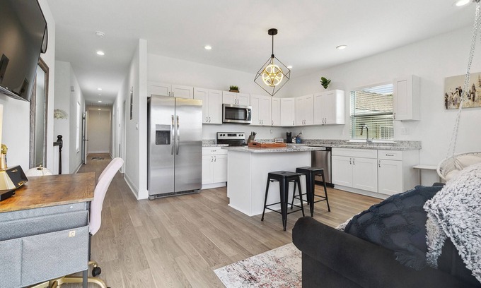 Fairgrounds Apartamento | Luxury 3br Oasis w/ Jacuzzi