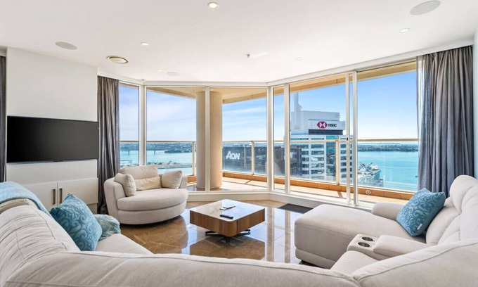 Auckland Central Business District Apartamento | Luxury 3BR Quay West w/ Views + Parking