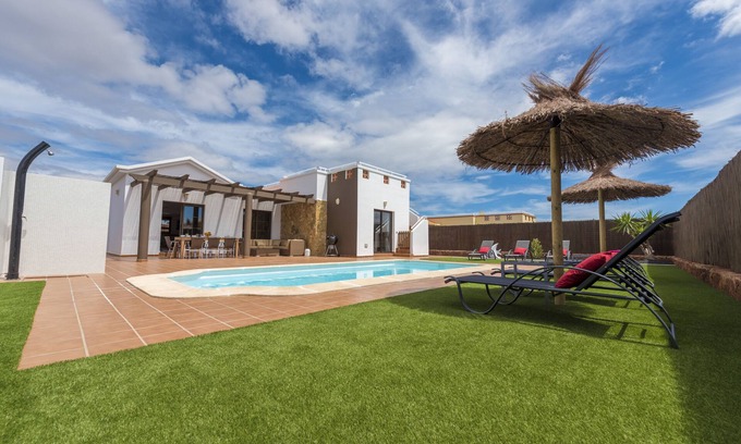 Caleta de Fuste Villa | Villa de lujo de 4 dormitorios con piscina, wifi y aire acondicionado