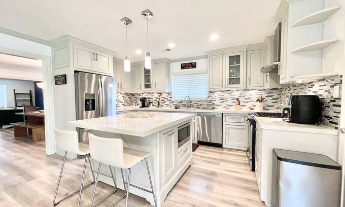 Houston Casa | Luxury 4 Bedroom 3 Bath w/POOL! Private Home Fully-furnished by MDA TMC Galleria